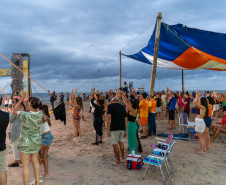 No final da tarde, veranistas aproveitam shows de artistas locais nos Palcos Sunset