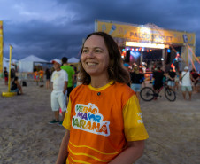 No final da tarde, veranistas aproveitam shows de artistas locais nos Palcos Sunset