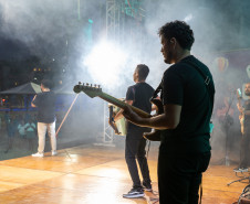 No final da tarde, veranistas aproveitam shows de artistas locais nos Palcos Sunset