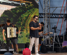 No final da tarde, veranistas aproveitam shows de artistas locais nos Palcos Sunset