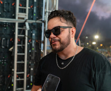 No final da tarde, veranistas aproveitam shows de artistas locais nos Palcos Sunset