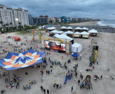 No final da tarde, veranistas aproveitam shows de artistas locais nos Palcos Sunset
