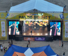 No final da tarde, veranistas aproveitam shows de artistas locais nos Palcos Sunset