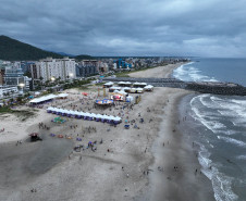No final da tarde, veranistas aproveitam shows de artistas locais nos Palcos Sunset