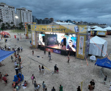 No final da tarde, veranistas aproveitam shows de artistas locais nos Palcos Sunset