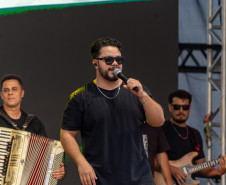 No final da tarde, veranistas aproveitam shows de artistas locais nos Palcos Sunset