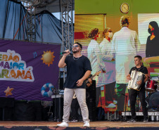 No final da tarde, veranistas aproveitam shows de artistas locais nos Palcos Sunset