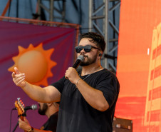 No final da tarde, veranistas aproveitam shows de artistas locais nos Palcos Sunset