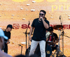 No final da tarde, veranistas aproveitam shows de artistas locais nos Palcos Sunset