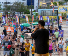 No final da tarde, veranistas aproveitam shows de artistas locais nos Palcos Sunset