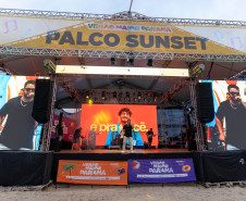No final da tarde, veranistas aproveitam shows de artistas locais nos Palcos Sunset