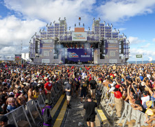 Gusttavo Lima faz show de 3 horas para multidão de 265 mil pessoas na praia de Matinhos