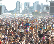 Gusttavo Lima faz show de 3 horas para multidão de 265 mil pessoas na praia de Matinhos
