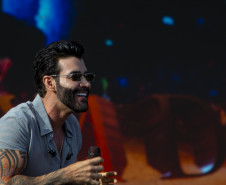 Gusttavo Lima faz show de 3 horas para multidão de 265 mil pessoas na praia de Matinhos