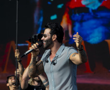 Gusttavo Lima faz show de 3 horas para multidão de 265 mil pessoas na praia de Matinhos