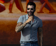 Gusttavo Lima faz show de 3 horas para multidão de 265 mil pessoas na praia de Matinhos