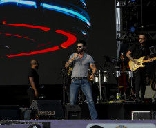 Gusttavo Lima faz show de 3 horas para multidão de 265 mil pessoas na praia de Matinhos