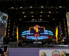 Gusttavo Lima faz show de 3 horas para multidão de 265 mil pessoas na praia de Matinhos