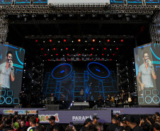 Gusttavo Lima faz show de 3 horas para multidão de 265 mil pessoas na praia de Matinhos