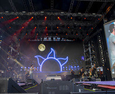 Gusttavo Lima faz show de 3 horas para multidão de 265 mil pessoas na praia de Matinhos