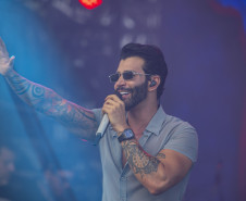 Gusttavo Lima faz show de 3 horas para multidão de 265 mil pessoas na praia de Matinhos