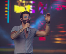 Gusttavo Lima faz show de 3 horas para multidão de 265 mil pessoas na praia de Matinhos