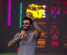 Gusttavo Lima faz show de 3 horas para multidão de 265 mil pessoas na praia de Matinhos