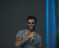 Gusttavo Lima faz show de 3 horas para multidão de 265 mil pessoas na praia de Matinhos