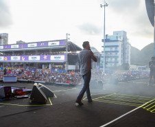 Gusttavo Lima faz show de 3 horas para multidão de 265 mil pessoas na praia de Matinhos