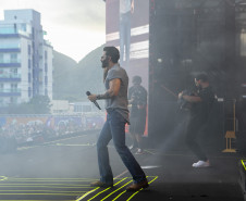 Gusttavo Lima faz show de 3 horas para multidão de 265 mil pessoas na praia de Matinhos