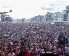 Gusttavo Lima faz show de 3 horas para multidão de 265 mil pessoas na praia de Matinhos