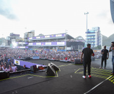 Gusttavo Lima faz show de 3 horas para multidão de 265 mil pessoas na praia de Matinhos