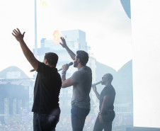 Gusttavo Lima faz show de 3 horas para multidão de 265 mil pessoas na praia de Matinhos