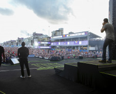 Gusttavo Lima faz show de 3 horas para multidão de 265 mil pessoas na praia de Matinhos
