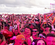 Gusttavo Lima faz show de 3 horas para multidão de 265 mil pessoas na praia de Matinhos