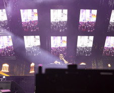 Gusttavo Lima faz show de 3 horas para multidão de 265 mil pessoas na praia de Matinhos