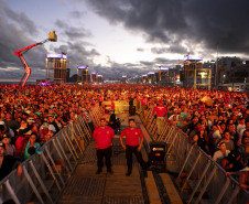 Gusttavo Lima faz show de 3 horas para multidão de 265 mil pessoas na praia de Matinhos