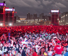 Gusttavo Lima faz show de 3 horas para multidão de 265 mil pessoas na praia de Matinhos