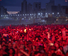 Gusttavo Lima faz show de 3 horas para multidão de 265 mil pessoas na praia de Matinhos