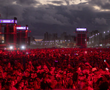 Gusttavo Lima faz show de 3 horas para multidão de 265 mil pessoas na praia de Matinhos