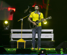 Gusttavo Lima faz show de 3 horas para multidão de 265 mil pessoas na praia de Matinhos