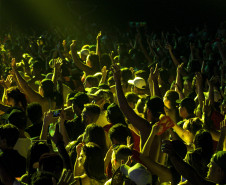 Gusttavo Lima faz show de 3 horas para multidão de 265 mil pessoas na praia de Matinhos