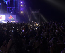 Gusttavo Lima faz show de 3 horas para multidão de 265 mil pessoas na praia de Matinhos