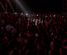 Gusttavo Lima faz show de 3 horas para multidão de 265 mil pessoas na praia de Matinhos