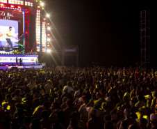 Gusttavo Lima faz show de 3 horas para multidão de 265 mil pessoas na praia de Matinhos