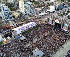 Gusttavo Lima faz show de 3 horas para multidão de 265 mil pessoas na praia de Matinhos
