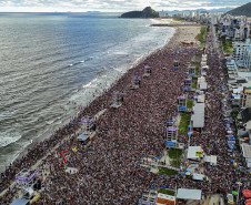 Gusttavo Lima faz show de 3 horas para multidão de 265 mil pessoas na praia de Matinhos