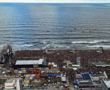 Gusttavo Lima faz show de 3 horas para multidão de 265 mil pessoas na praia de Matinhos