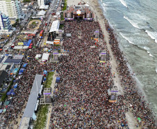 Gusttavo Lima faz show de 3 horas para multidão de 265 mil pessoas na praia de Matinhos