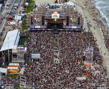 Gusttavo Lima faz show de 3 horas para multidão de 265 mil pessoas na praia de Matinhos